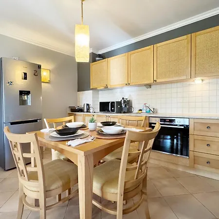 Stunning 2-bed In Apartment *