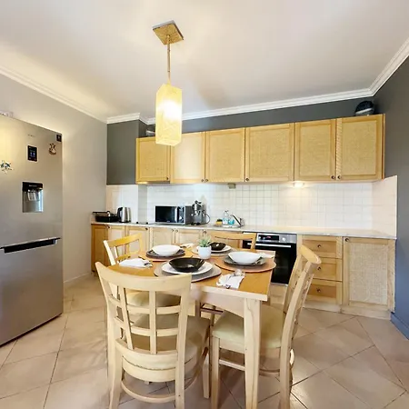 Stunning 2-bed In Apartment